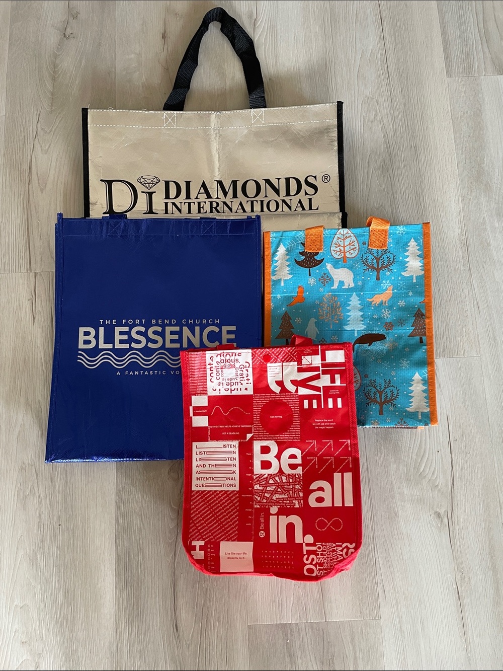 Lot of 4 souvenir tote bags of various sizes